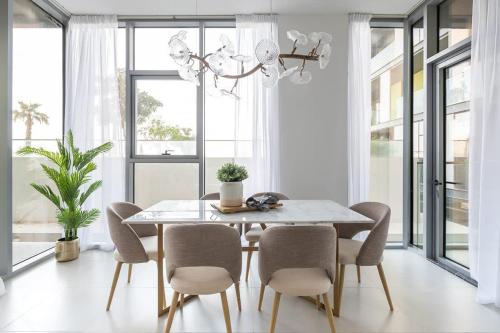 a dining room with a table and chairs at Frank Porter - Pulse C2 in Dubai