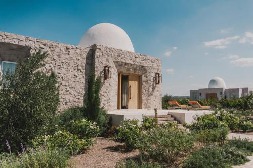 um edifício com dois observatórios em cima em Chozos Resort em Agrelo