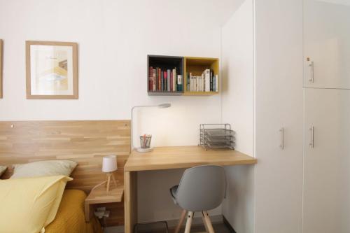 - une chambre avec un bureau, un lit et une chaise dans l'établissement Design & cozy 3 studio in the city center!, à Aix-les-Bains