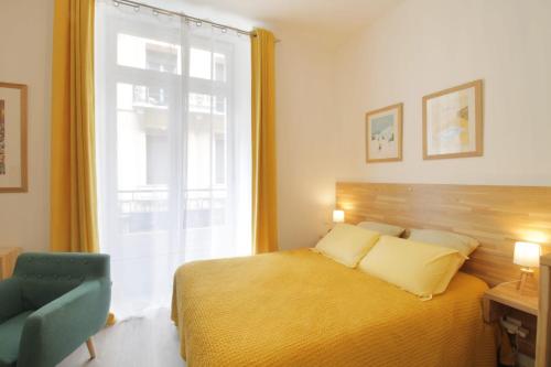 une chambre avec un lit, une chaise et une fenêtre dans l'établissement Design & cozy 3 studio in the city center!, à Aix-les-Bains