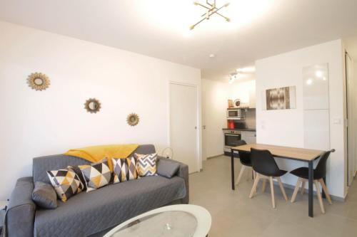 un salon avec un canapé et une table dans l'établissement Charming 2 room apartment 300m walk from Lac du Bourget!, au Bourget-du-Lac