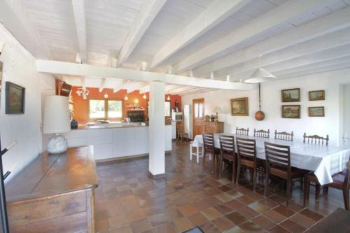 uma sala de jantar e cozinha com mesa e cadeiras em Comfortable family chalet 5 min drive from the lake em Viviers-du-Lac