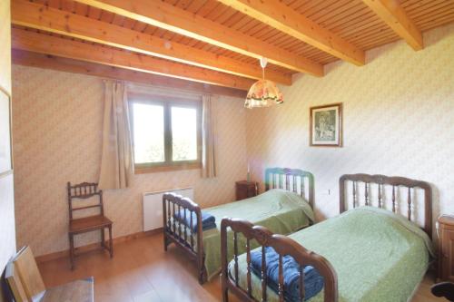 Ένα ή περισσότερα κρεβάτια σε δωμάτιο στο Comfortable family chalet 5 min drive from the lake