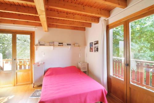 Ένα ή περισσότερα κρεβάτια σε δωμάτιο στο Comfortable family chalet 5 min drive from the lake