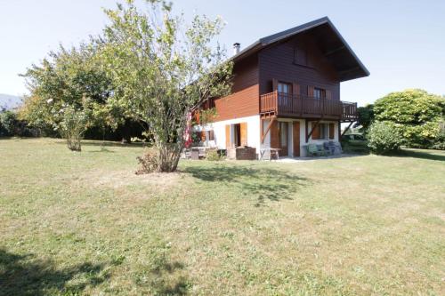 Κήπος έξω από το Comfortable family chalet 5 min drive from the lake