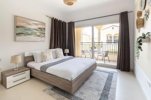 杜拜的住宿－Frank Porter - Serena Casa Viva，一间卧室设有一张床和一个阳台