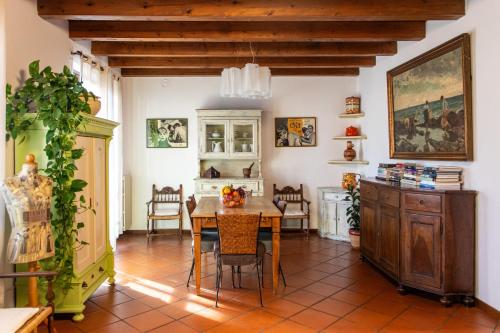 een keuken en eetkamer met een tafel en stoelen bij Dimora Altana in Brescia