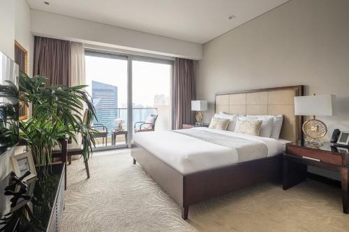 1 dormitorio con cama grande y ventana grande en Frank Porter - Emaar Residences Dubai Marina, en Dubái