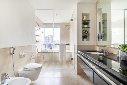 y baño con aseo y lavamanos. en Frank Porter - Emaar Residences Dubai Marina, en Dubái