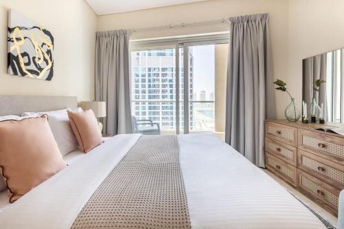 1 dormitorio con 1 cama grande y ventana grande en Frank Porter - Marina Heights 1 en Dubái
