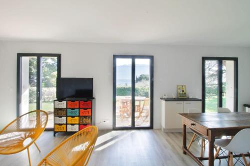 TV a/nebo společenská místnost v ubytování Comfortable garden level 2 minutes from the lake on foot!