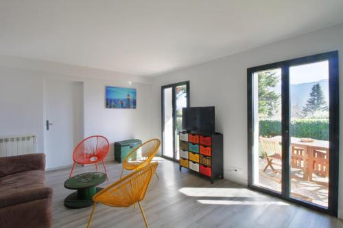 un salon avec des chaises et un canapé dans l'établissement Comfortable garden level 2 minutes from the lake on foot!, au Bourget-du-Lac