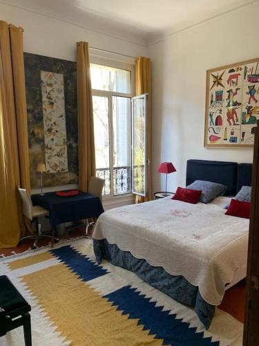 une chambre avec un lit, un bureau et une fenêtre dans l'établissement Coeur Longchamp, Grand Haussmannien, à Marseille