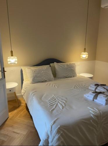 a bed in a room with two skeletons on it at Un piccolo rifugio d’élite in Bergamo