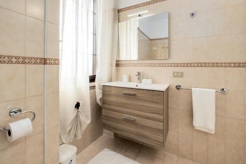 y baño con lavabo y espejo. en Apartment Soleil - Sole del Garda, en Lazise