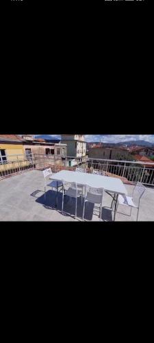 une table et des chaises blanches au-dessus d'un bâtiment dans l'établissement Apartament Cornerstone, à Shkodër