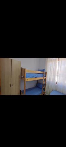 - une chambre avec 2 lits superposés et une armoire dans l'établissement Apartament Cornerstone, à Shkodër