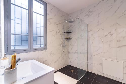 un bagno con lavandino e doccia di Appartement moderne et élégant Michel Torrent a Perpignano