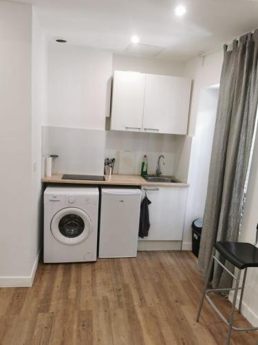 une cuisine avec une machine à laver et un évier dans l'établissement Cosy studio, à Marseille