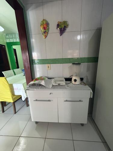 kuchnia z białą szafką i lustrem w obiekcie Casa de Lazer Praia e Piscina w mieście São José da Coroa Grande
