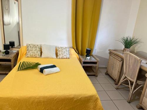 A bed or beds in a room at Vacances conviviales au Moule, proche de la mer