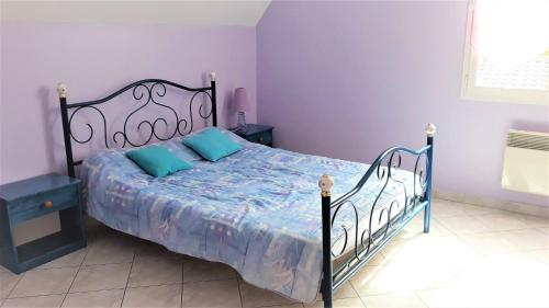 Schlafzimmer mit einem Bett mit blauer Decke in der Unterkunft Villa de 3 chambres avec piscine privee jardin clos et wifi a Loubressac in Loubressac