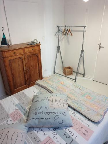 una camera da letto con un letto con una scrittura sopra di La Demeure a Gabarret