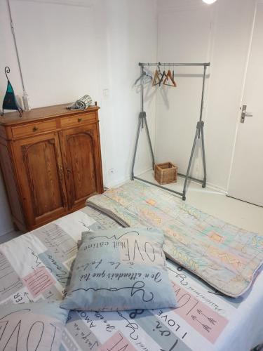 - une chambre avec un lit et un bureau dans l'établissement La Demeure, à Gabarret