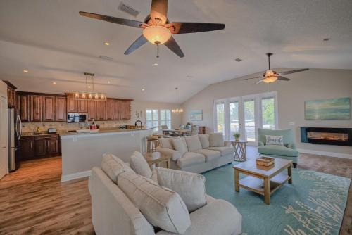 - un salon avec un canapé et un ventilateur de plafond dans l'établissement 4BD 3BR Pool Paradise 1 mile from Beach & Downtown, à Saint Augustine
