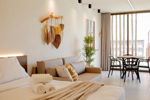 ein Wohnzimmer mit einem Bett und einer Couch in der Unterkunft Essence Beira Mar de Tatuamunha na Rota dos Milagres por Quarto à Vista in Tatuamunha