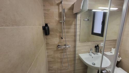 y baño con ducha, aseo y lavamanos. en RentalSevilla La Salle en Sevilla