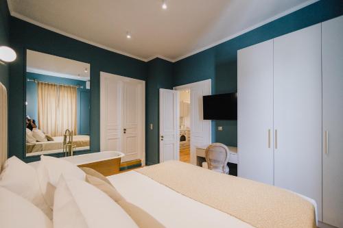 TV a/nebo společenská místnost v ubytování Mantzarou Suites by Corfu Collection