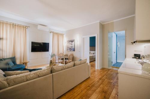 TV a/nebo společenská místnost v ubytování Mantzarou Suites by Corfu Collection