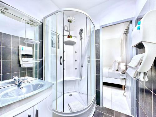 uma casa de banho com um chuveiro e um lavatório. em Èrsextius MMC Aix-en-Provence em Aix-en-Provence