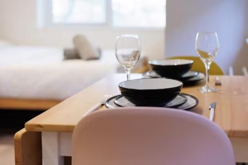 una cocina con 2 copas de vino y una mesa con fogones en Beautiful Studio Apt in Belfast, en Belfast