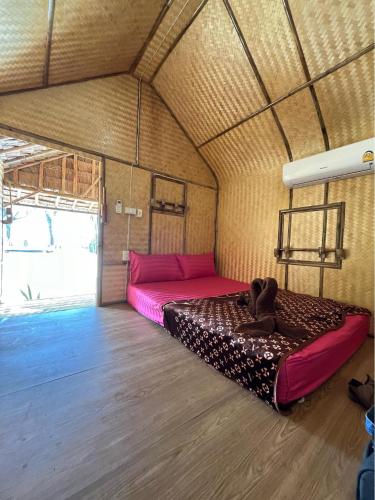 Ένα ή περισσότερα κρεβάτια σε δωμάτιο στο Modtanoi Paradise Homestay
