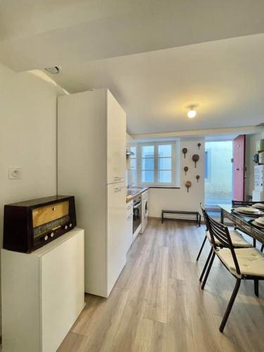 une cuisine avec une table et une salle à manger dans l'établissement * Maison chez J&J - Cité médiévale *, à Carcassonne