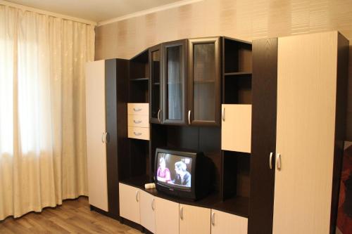トヴェリにあるMalaya Samara Apartmentのリビングルーム(エンターテイメントセンター内のテレビ付)