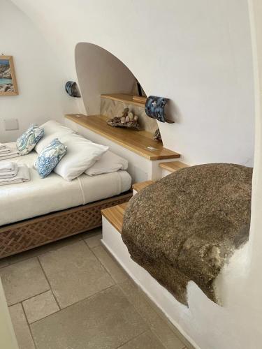 a bedroom with a bed and a desk with a bed sidx sidx sidx at Stanza privata con giardino in La Maddalena