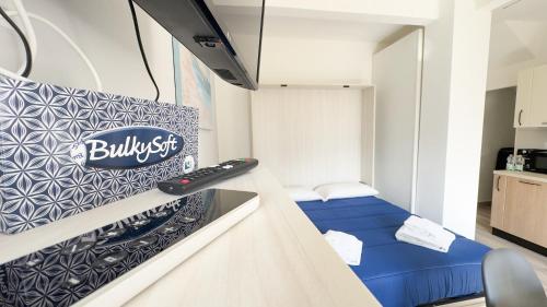 a room with a blue bed in a room at Onda Blu House by Ca-Sa Check in Chioggia