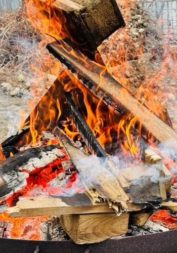 Ogień, który płonie w grillu w obiekcie Gemütlicher Raum mit eigenem Bad w mieście Gönnern