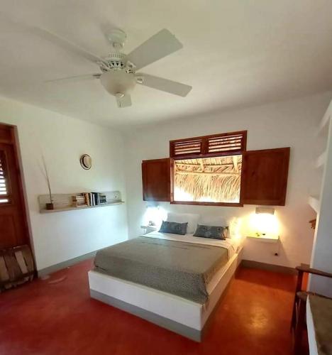 1 dormitorio con 1 cama y ventilador de techo en Eve Getaway, en Madama