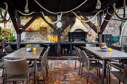 a restaurant with wooden tables and chairs and a bar at Willa Luna in Władysławowo