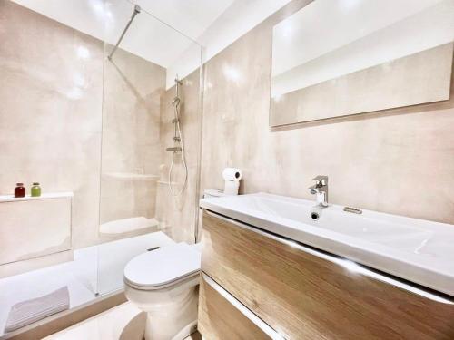 een witte badkamer met een toilet en een wastafel bij Èrsextius, STJ, Aix-en-Provence in Aix-en-Provence