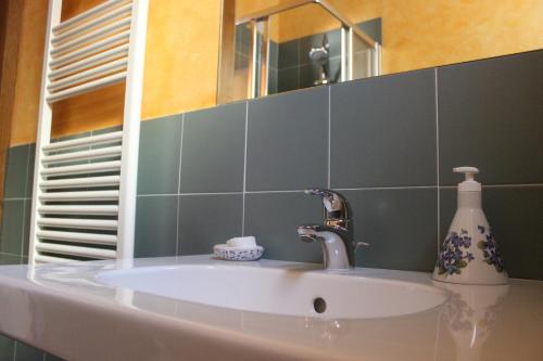 Al Canto B&B في فلورنسا: حمام مع حوض ومرآة