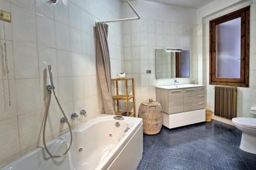O baie la Villa Rocca Mare by PosarelliVillas