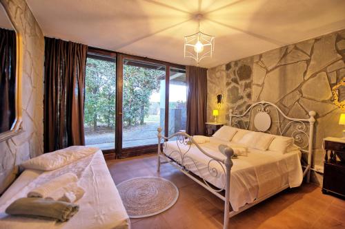 Un pat sau paturi într-o cameră la Villa Rocca Mare by PosarelliVillas