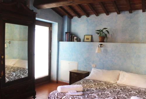 1 dormitorio con cama y espejo en Al Canto B&B, en Florencia