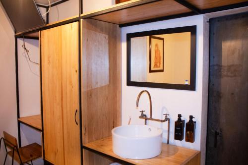 オアハカにあるHospedaje Donajiのバスルーム(洗面台、鏡付)