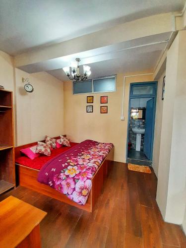 um quarto com uma cama grande com flores em Silver Sun Official em Darjeeling